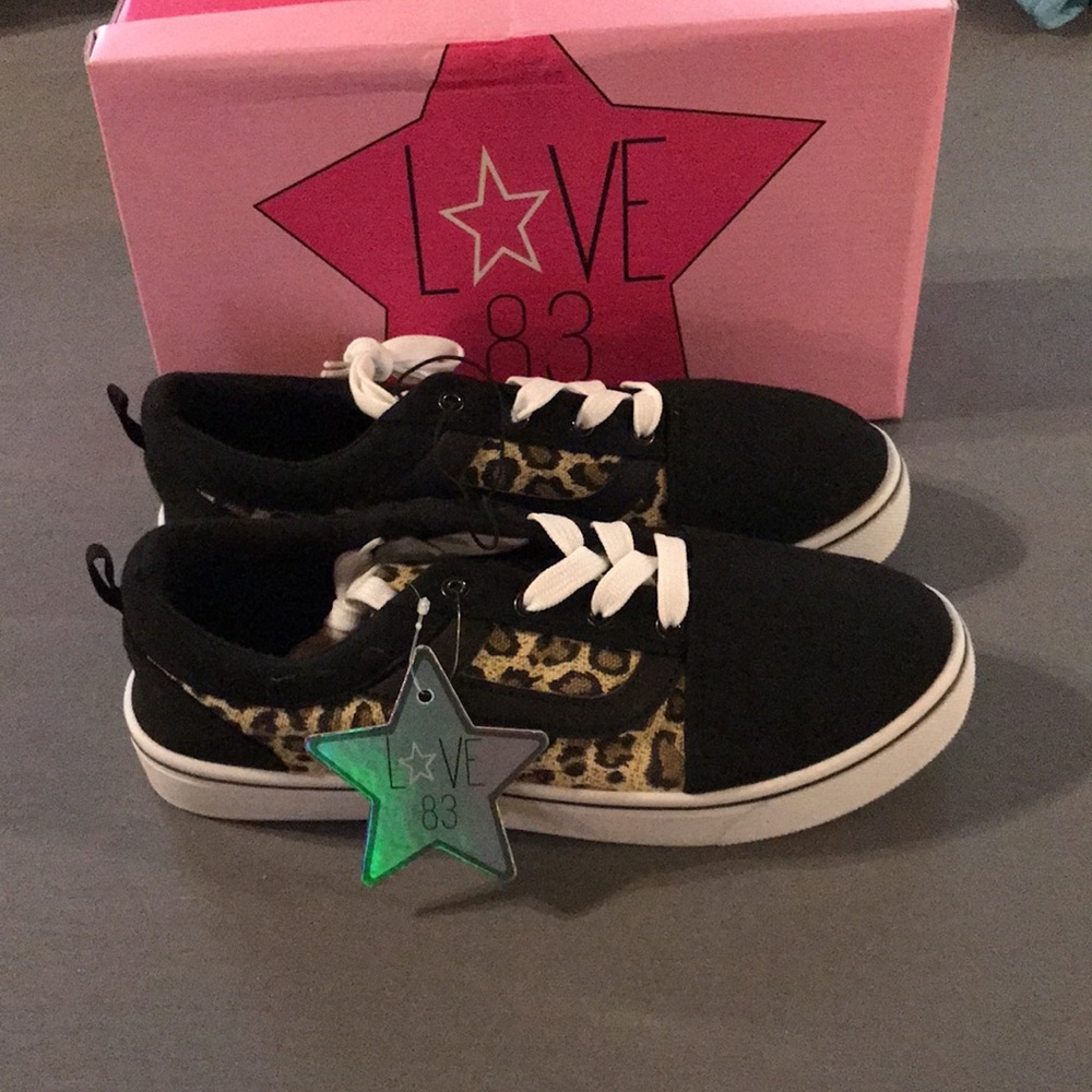 Love 83 sneaker’s NWT